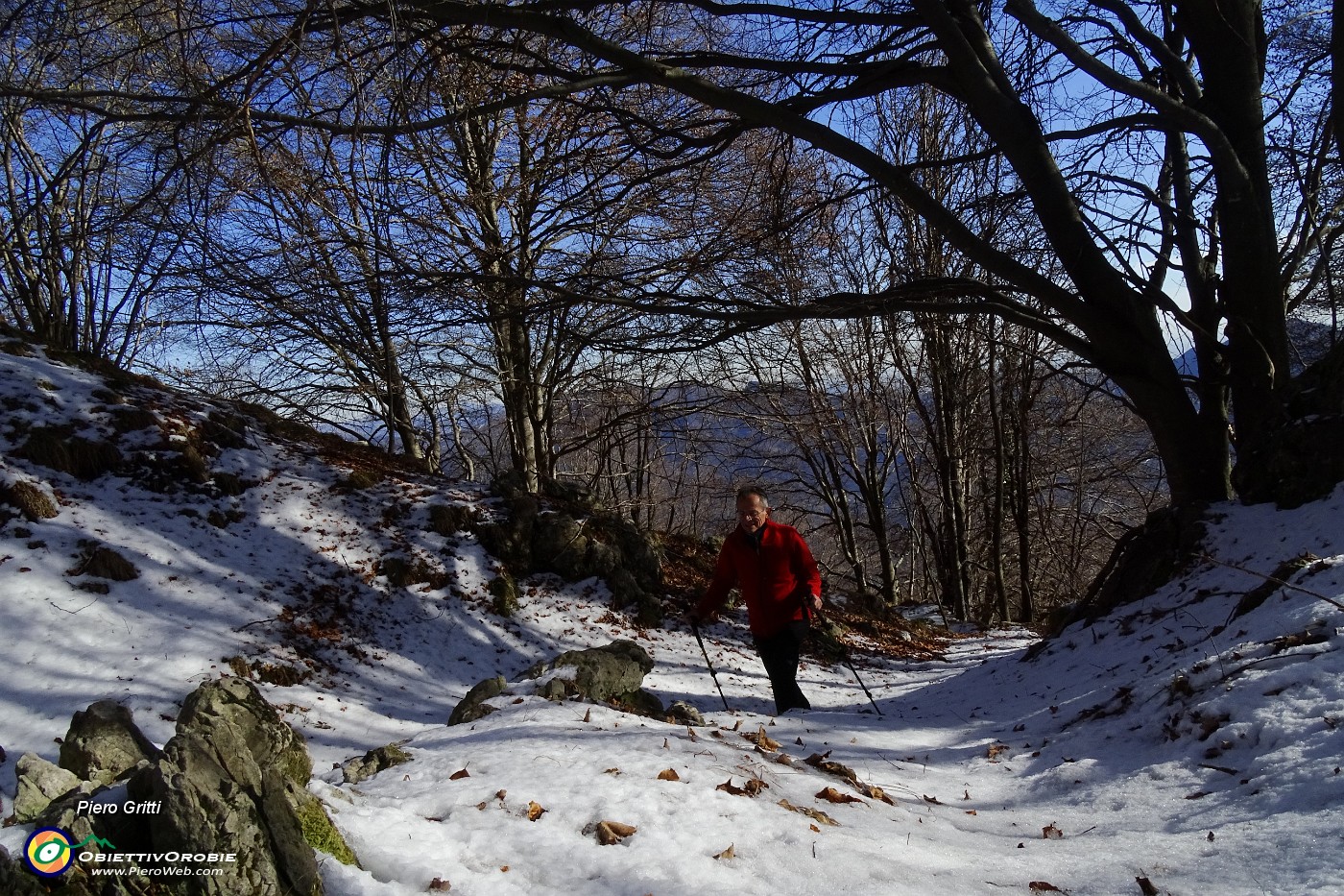 65 Salendo sui fianchi dello Zuccone e Corno dell'Arco .JPG